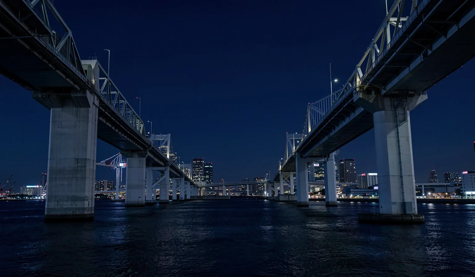 夜の東京臨海部、青写真調の都市風景